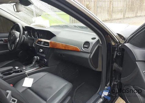 2013 Mercedes-Benz C 300 Luxury 4Matic z USA, uszkodzony, nr VIN WDDGF8AB1DR282958